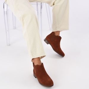 Clarks Women's Shoe Collection Trish Brown Mahogany Chelsea Ankle Boots 8